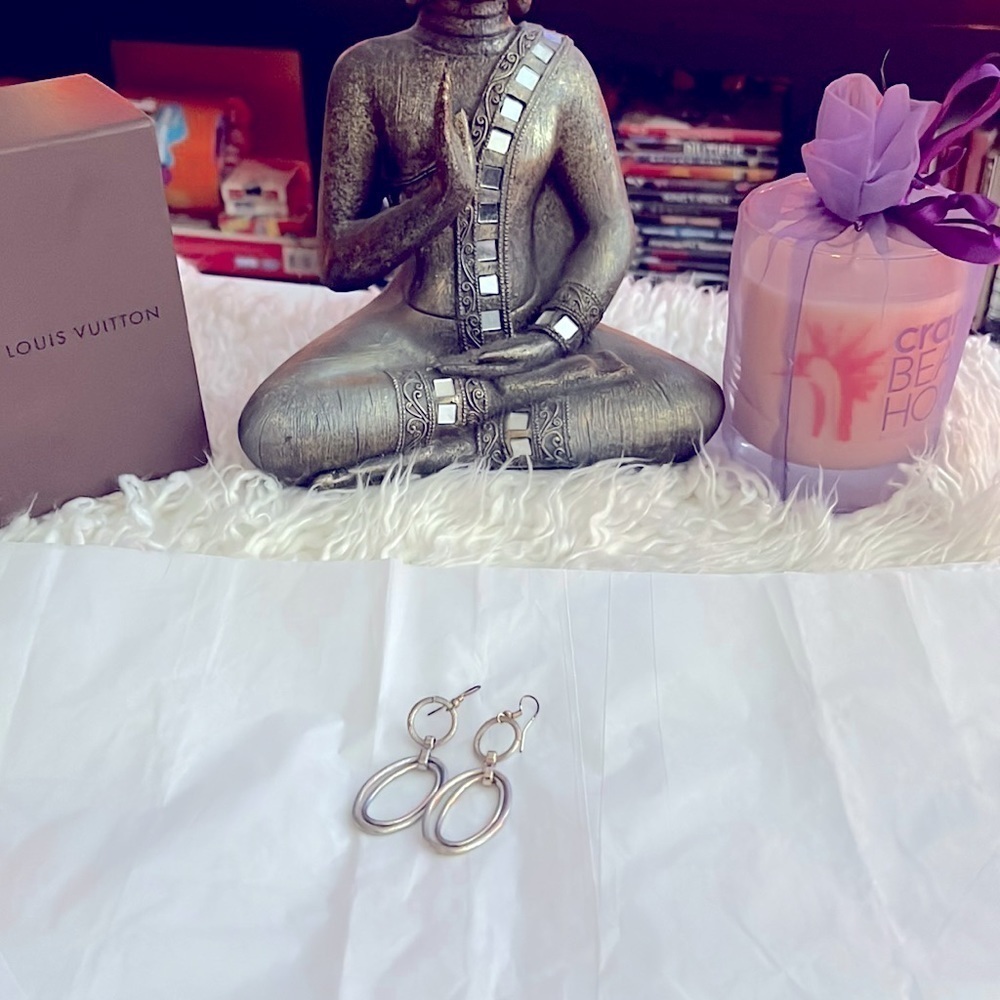 Silver Oval Loop Earrings! 💕🛍️